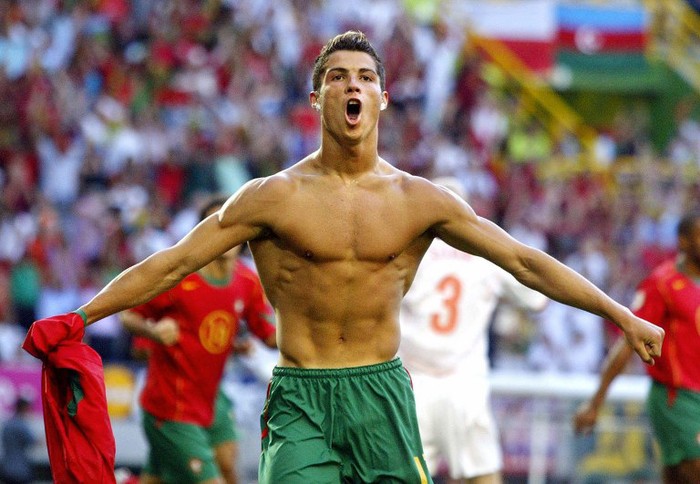 EURO 2004. Ronaldo khi mới 19 tuổi đã có thân hình rắn rỏi của một người đàn ông trưởng thành.
